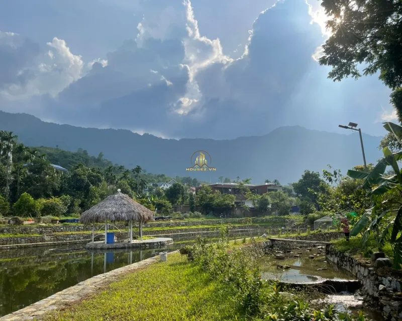 Hình ảnh dự án Bản Xôi Village nằm tại thung lũng Bản Xôi, xã Yên Bài, huyện Ba Vì, thành phố Hà Nội. Khu nghỉ dưỡng này nằm ngay dưới chân núi Tản Viên và cách trung tâm Hà Nội khoảng 45 km về phía Tây