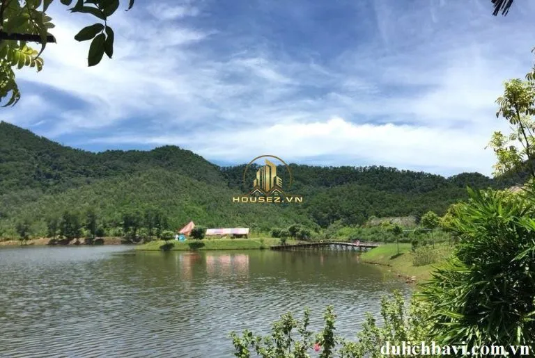 Hình ảnh dự án Bản Xôi Village nằm tại thung lũng Bản Xôi, xã Yên Bài, huyện Ba Vì, thành phố Hà Nội. Khu nghỉ dưỡng này nằm ngay dưới chân núi Tản Viên và cách trung tâm Hà Nội khoảng 45 km về phía Tây