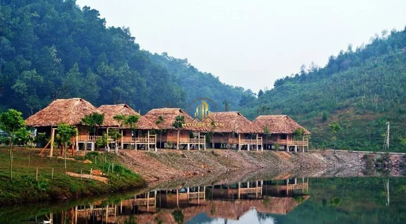 Hình ảnh dự án Bản Xôi Village nằm tại thung lũng Bản Xôi, xã Yên Bài, huyện Ba Vì, thành phố Hà Nội. Khu nghỉ dưỡng này nằm ngay dưới chân núi Tản Viên và cách trung tâm Hà Nội khoảng 45 km về phía Tây