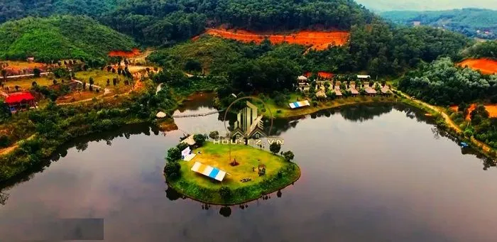 Hình ảnh dự án Bản Xôi Village nằm tại thung lũng Bản Xôi, xã Yên Bài, huyện Ba Vì, thành phố Hà Nội. Khu nghỉ dưỡng này nằm ngay dưới chân núi Tản Viên và cách trung tâm Hà Nội khoảng 45 km về phía Tây