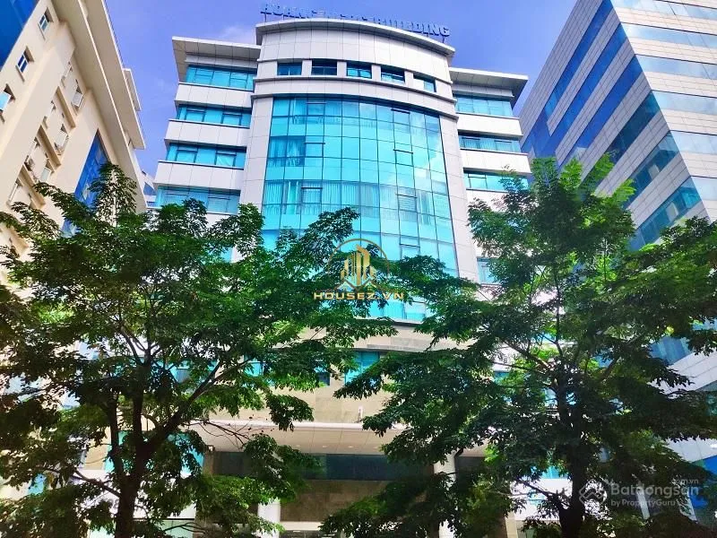 Hoàng Ngọc Building tọa lạc tại Số 4, Ngõ 82 Dịch Vọng Hậu (hoặc số 5, ngõ 72 Trần Thái Tông), phường Dịch Vọng Hậu, quận Cầu Giấy, Hà Nội