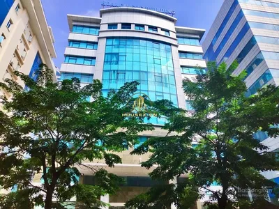 Hoàng Ngọc Building tọa lạc tại Số 4, Ngõ 82 Dịch Vọng Hậu (hoặc số 5, ngõ 72 Trần Thái Tông), phường Dịch Vọng Hậu, quận Cầu Giấy, Hà Nội
