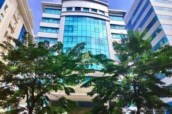 Hoàng Ngọc Building tọa lạc tại Số 4, Ngõ 82 Dịch Vọng Hậu (hoặc số 5, ngõ 72 Trần Thái Tông), phường Dịch Vọng Hậu, quận Cầu Giấy, Hà Nội